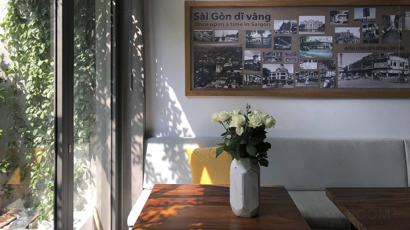 Bức tường ảnh Sài Gòn xưa đóng khung gỗ