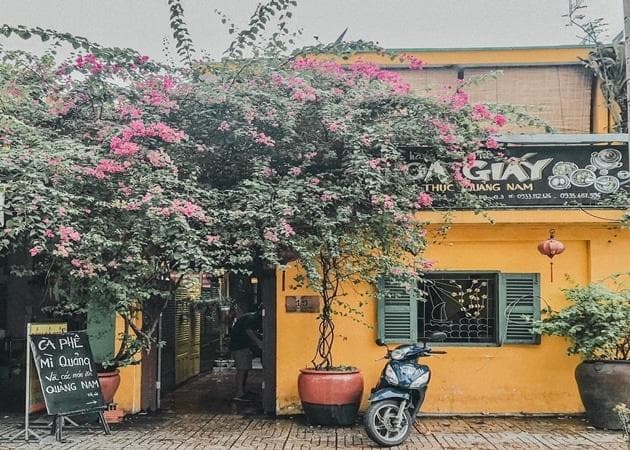 Tiệm Cà Phê Hoa Giấy