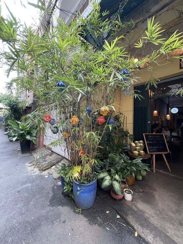 Nhà Tú - Việt Nam Restaurant — photo 2