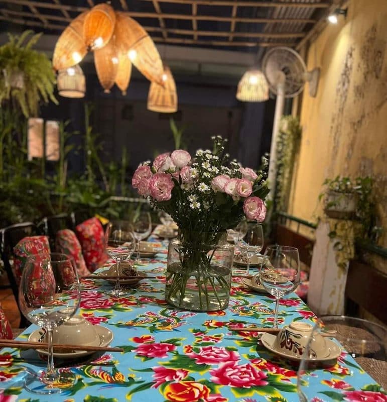 Nhà Tú - Việt Nam Restaurant — photo 4