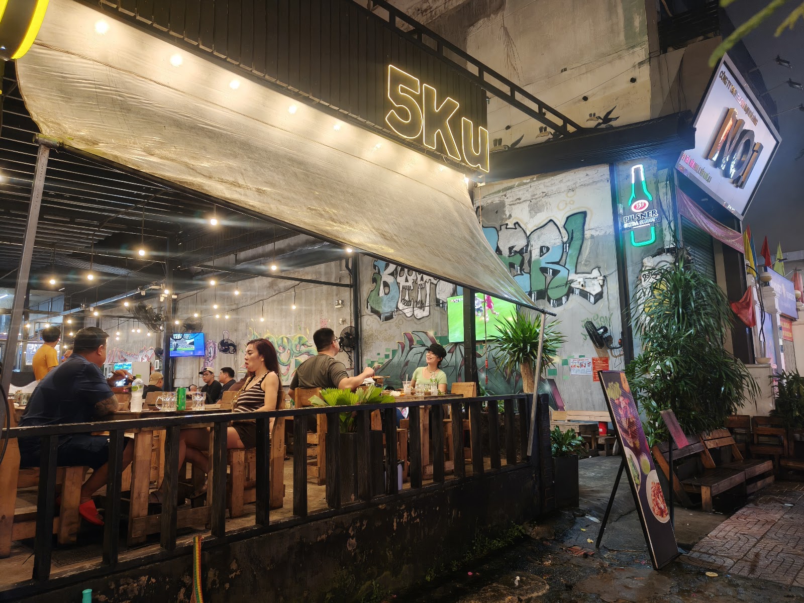 Thịt nướng trên bếp than tại 5ku Station