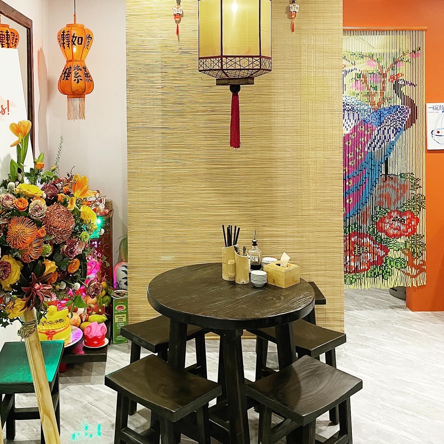 Bàn tròn gỗ đen dưới ánh đèn lồng
