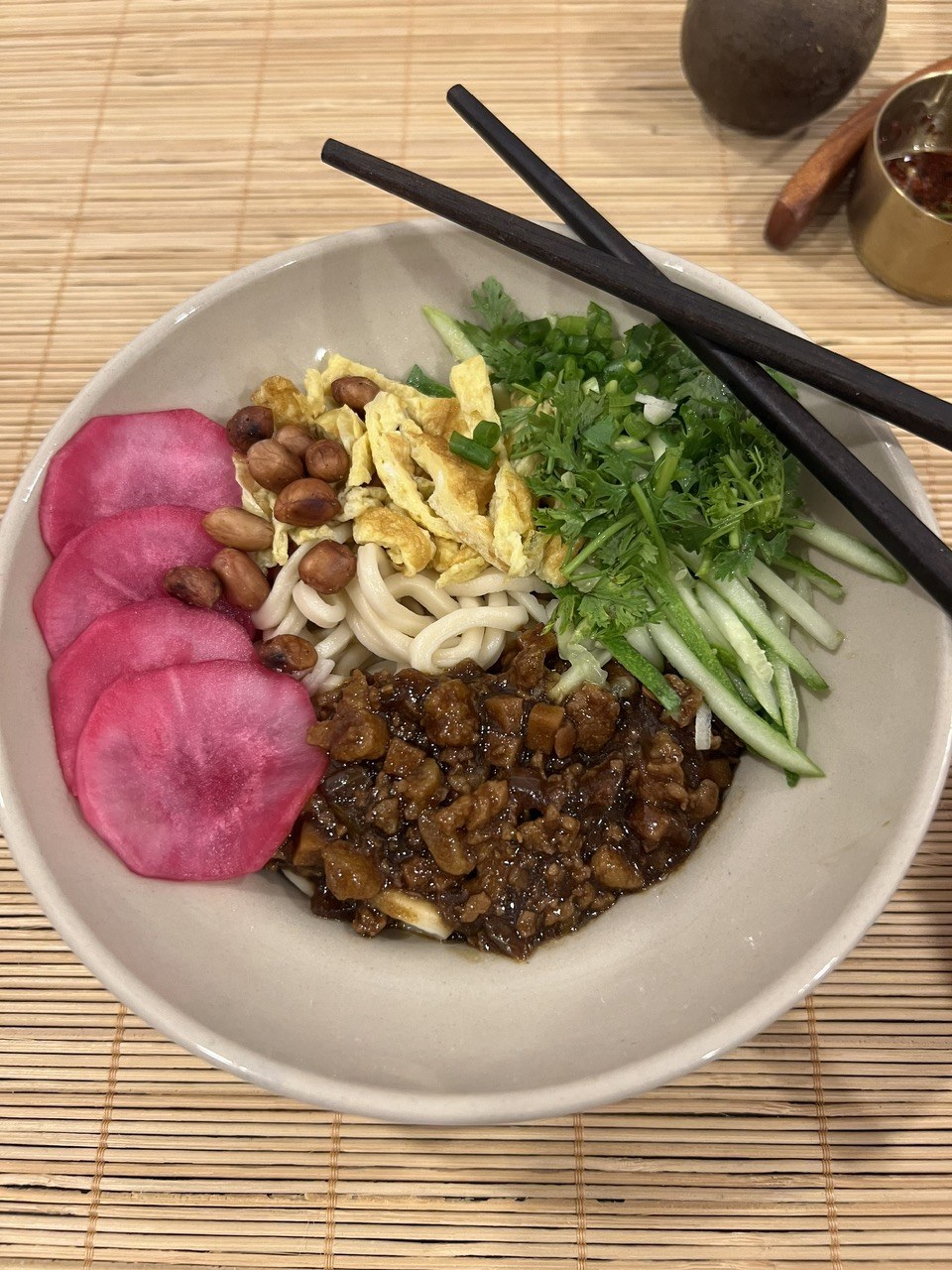 Mì trộn tương đen với củ cải muối hồng