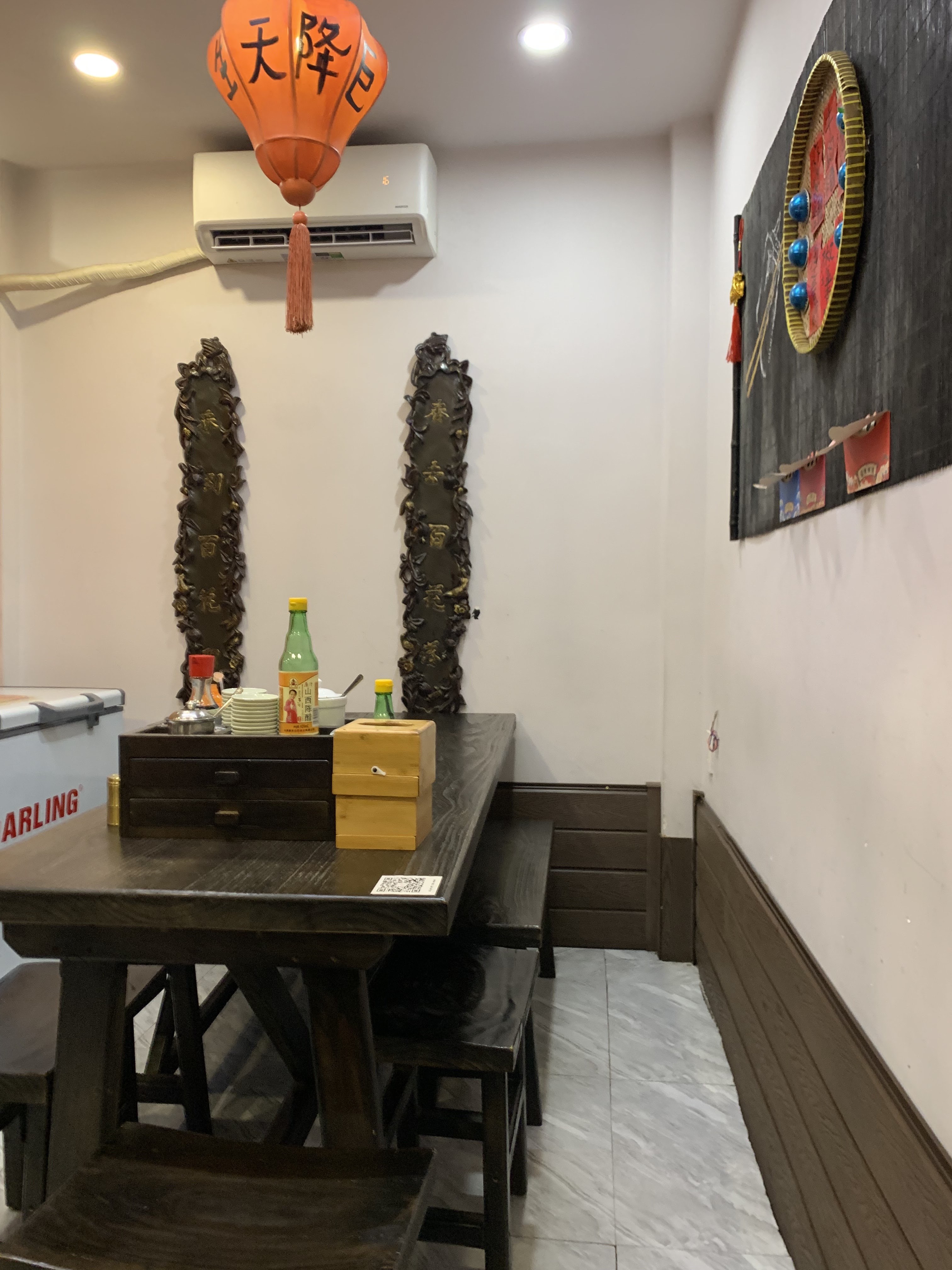 Góc bàn gỗ với lồng đèn giấy cam