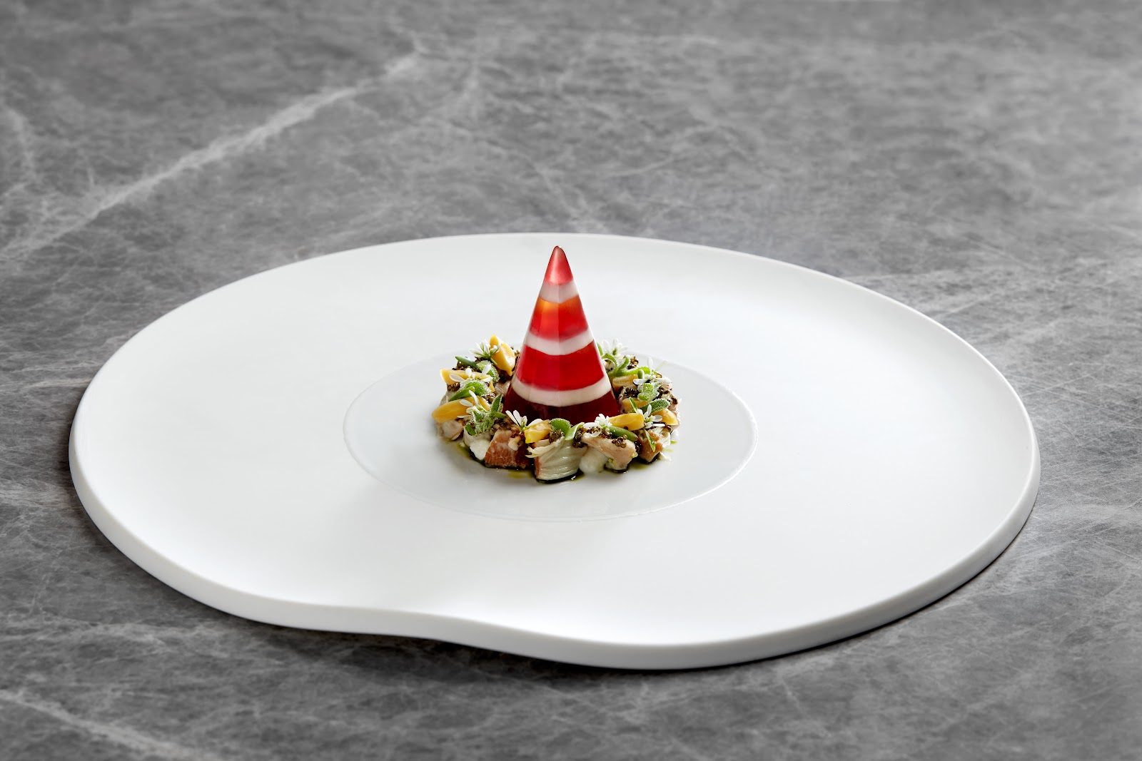 Nón thạch mận đỏ sọc trắng trên vòng tartare