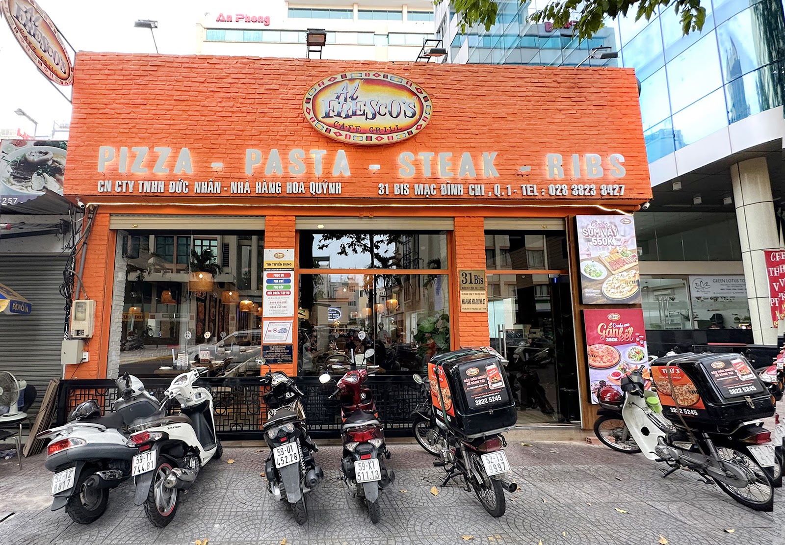Mặt tiền gạch cam với biển hiệu Al Fresco's trên phố Mạc Đĩnh Chi