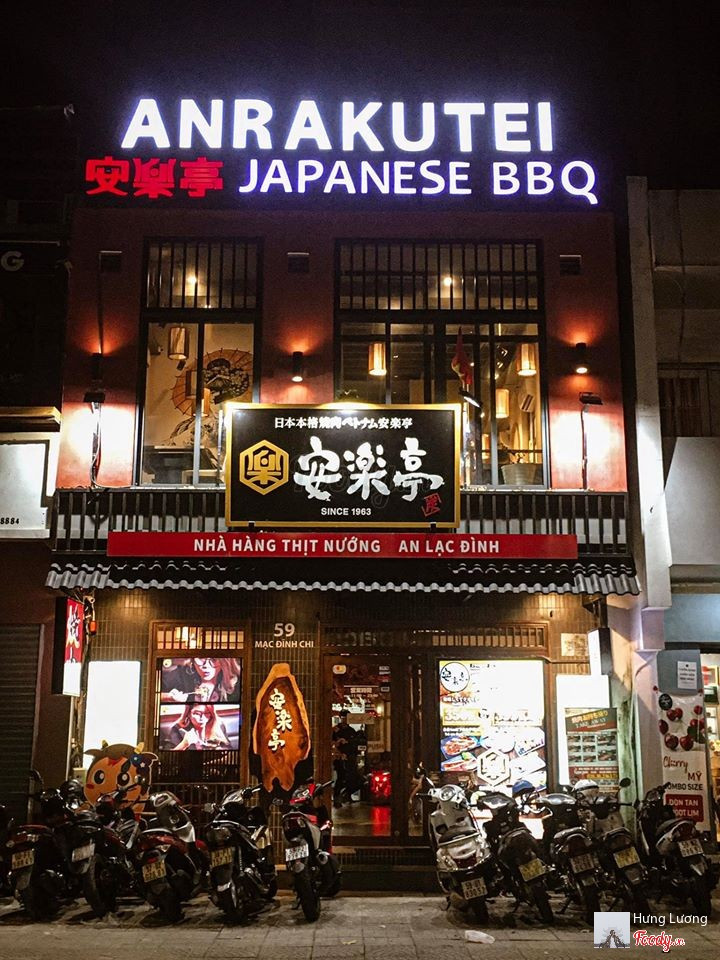안라쿠테이 막딘찌 59 입면 — 붉은 벽과 安楽亭 간판