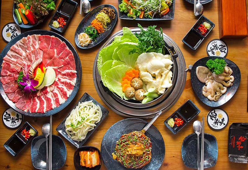 그릴 주변에 식재료가 차려진 안라쿠테이 테이블