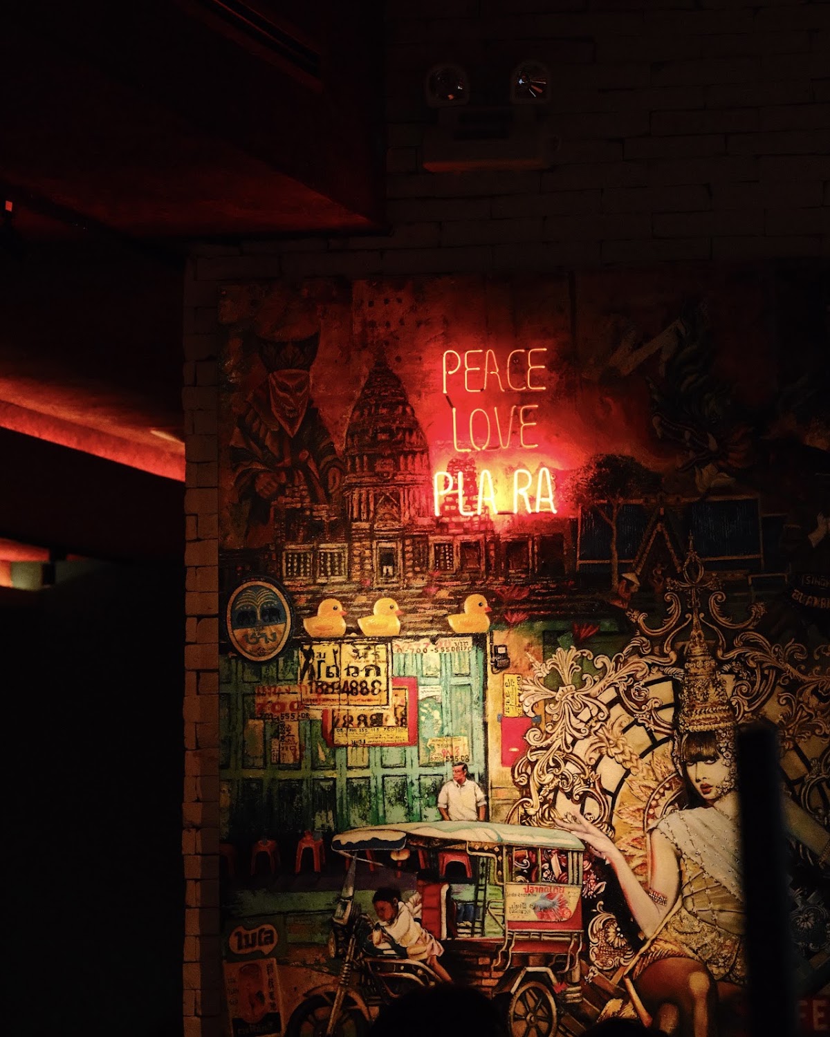 Tranh tường phố Thái với biển neon Peace Love Pla Ra