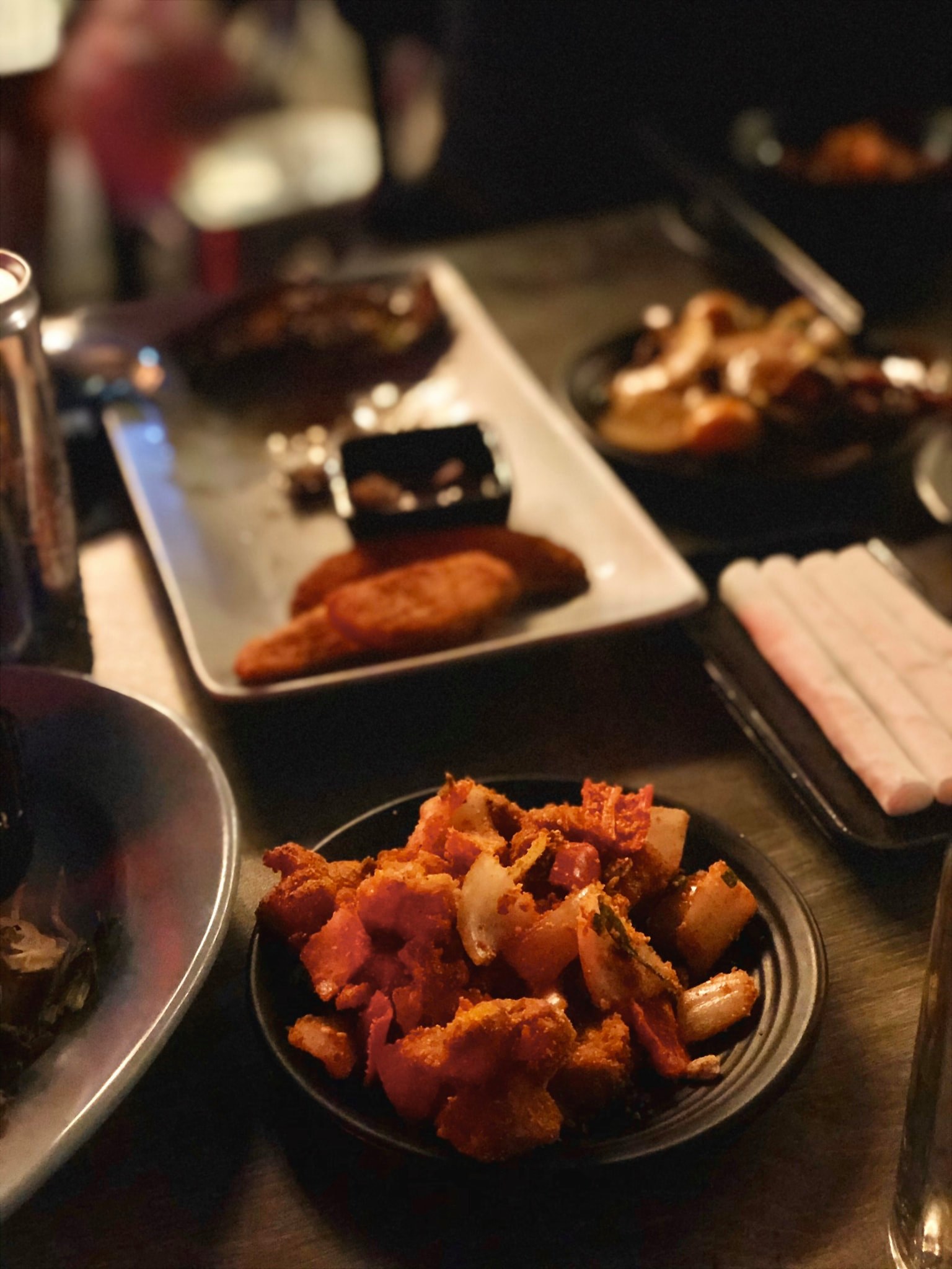 바각의 저녁 그릴 안주와 맥주 테이블