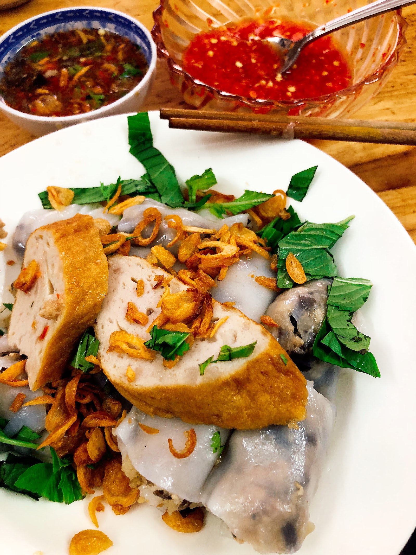 Đĩa bánh cuốn tráng tay nóng hổi (đang chờ đợt chụp ảnh)