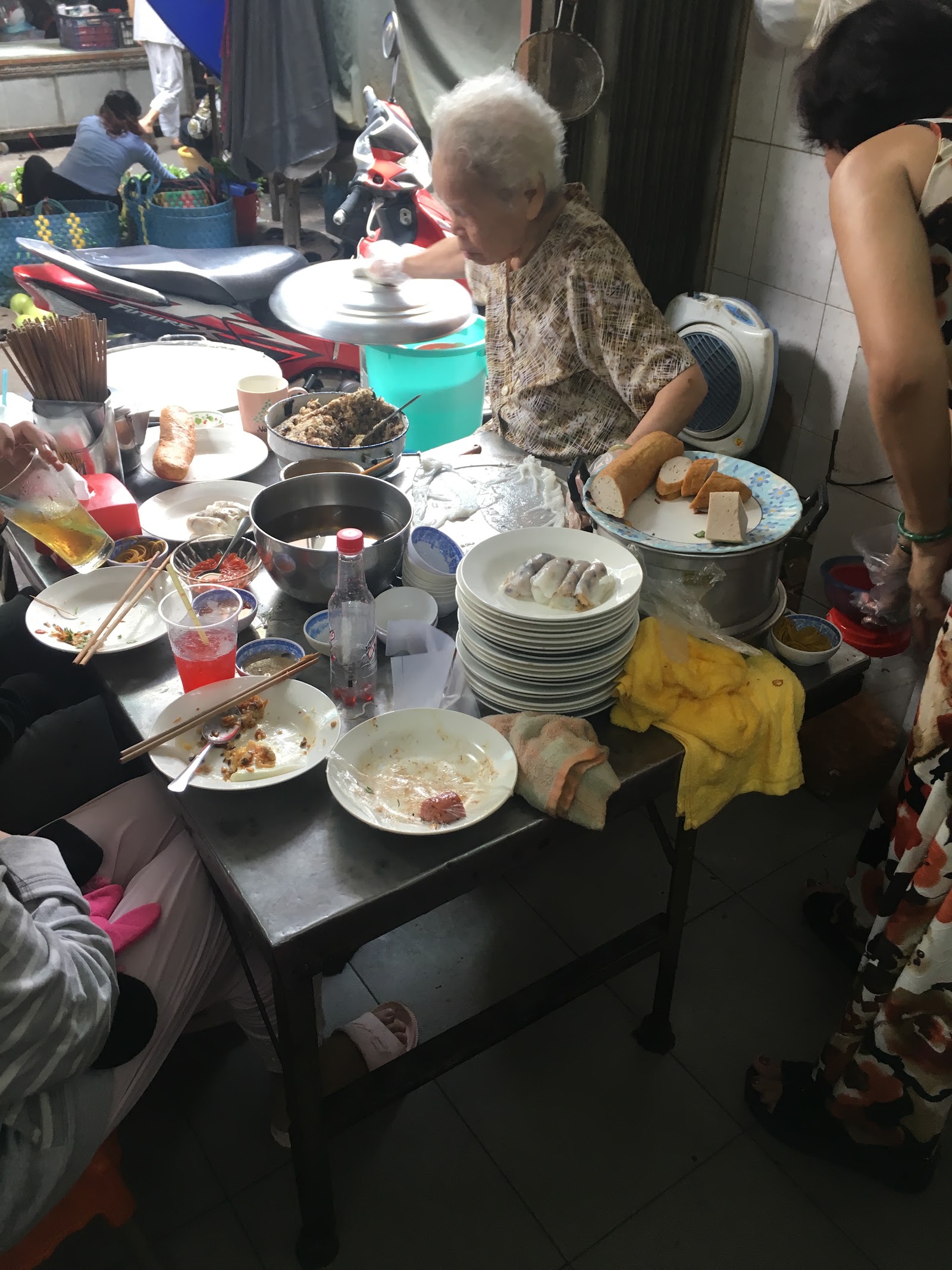 Chén nước mắm chua ngọt pha tay (đang chờ đợt chụp ảnh)