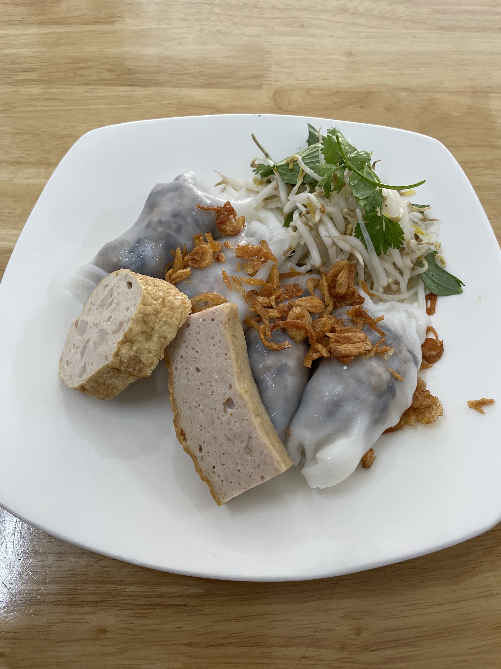 Đĩa bánh cuốn nóng của quán (đang chờ đợt chụp ảnh)