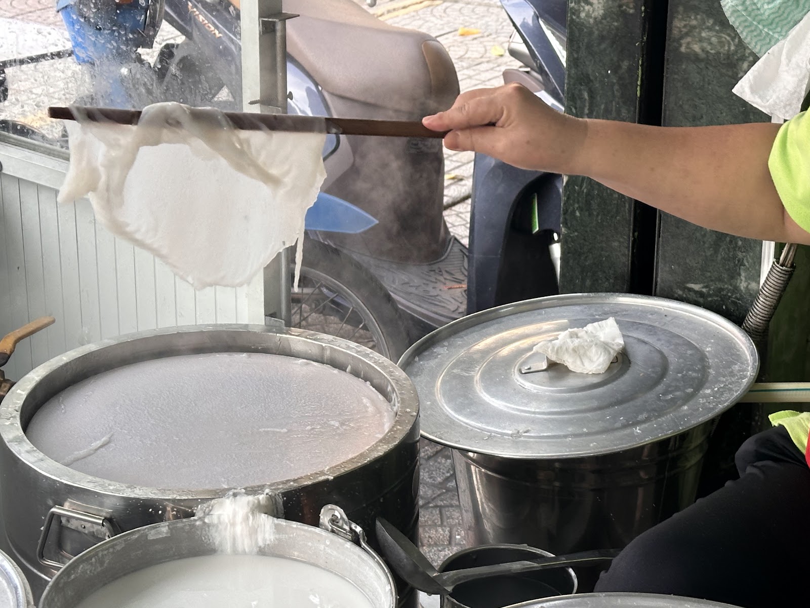 Không khí quán Bánh Cuốn Tây Hồ 127 (đang chờ đợt chụp ảnh)