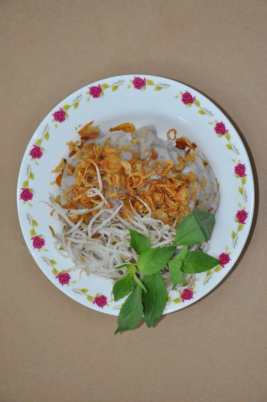 Giọt tinh dầu cà cuống trong chén nước chấm (đang chờ đợt chụp ảnh)