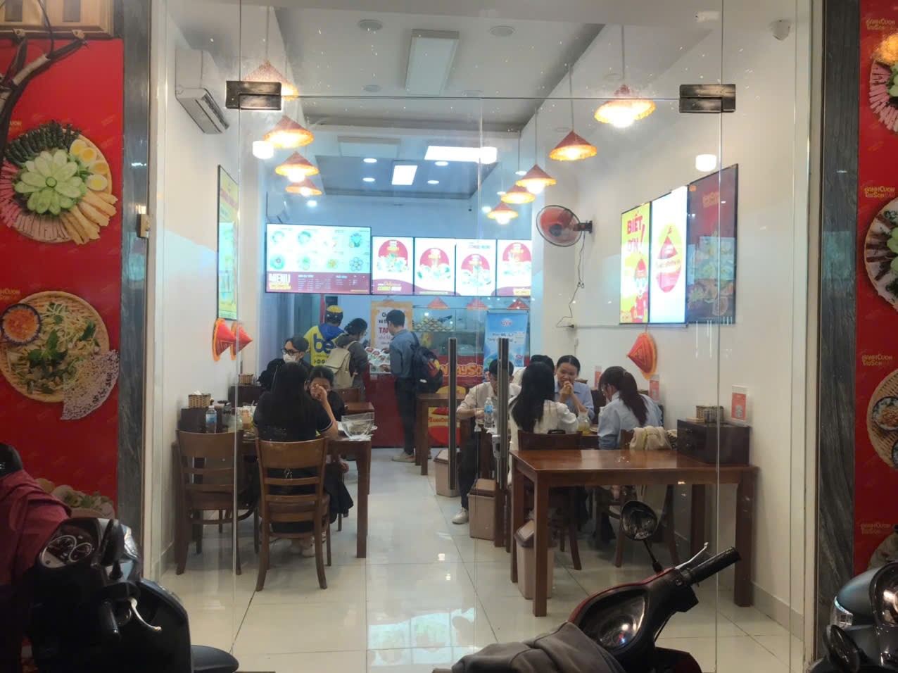 Đĩa bánh cuốn Tây Sơn của quán (đang chờ đợt chụp ảnh)