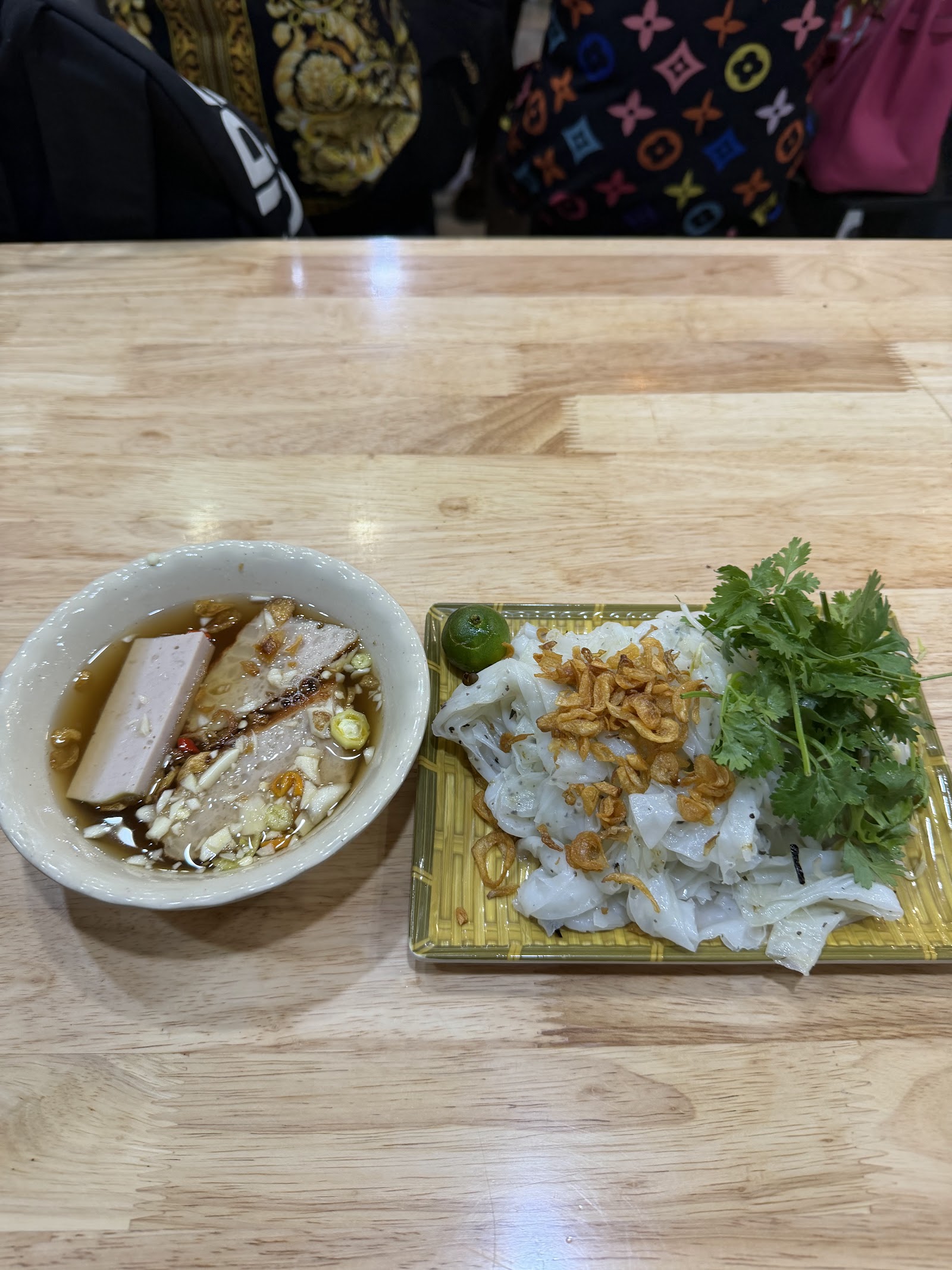 Bên trong quán buổi sáng