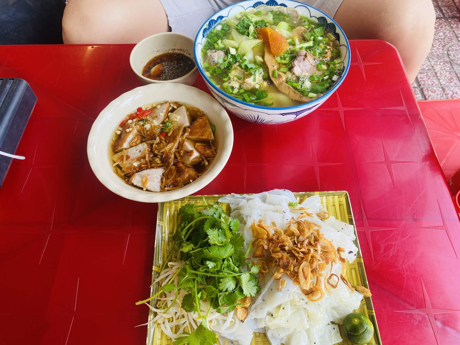 Hành phi vàng và rau thơm ăn kèm