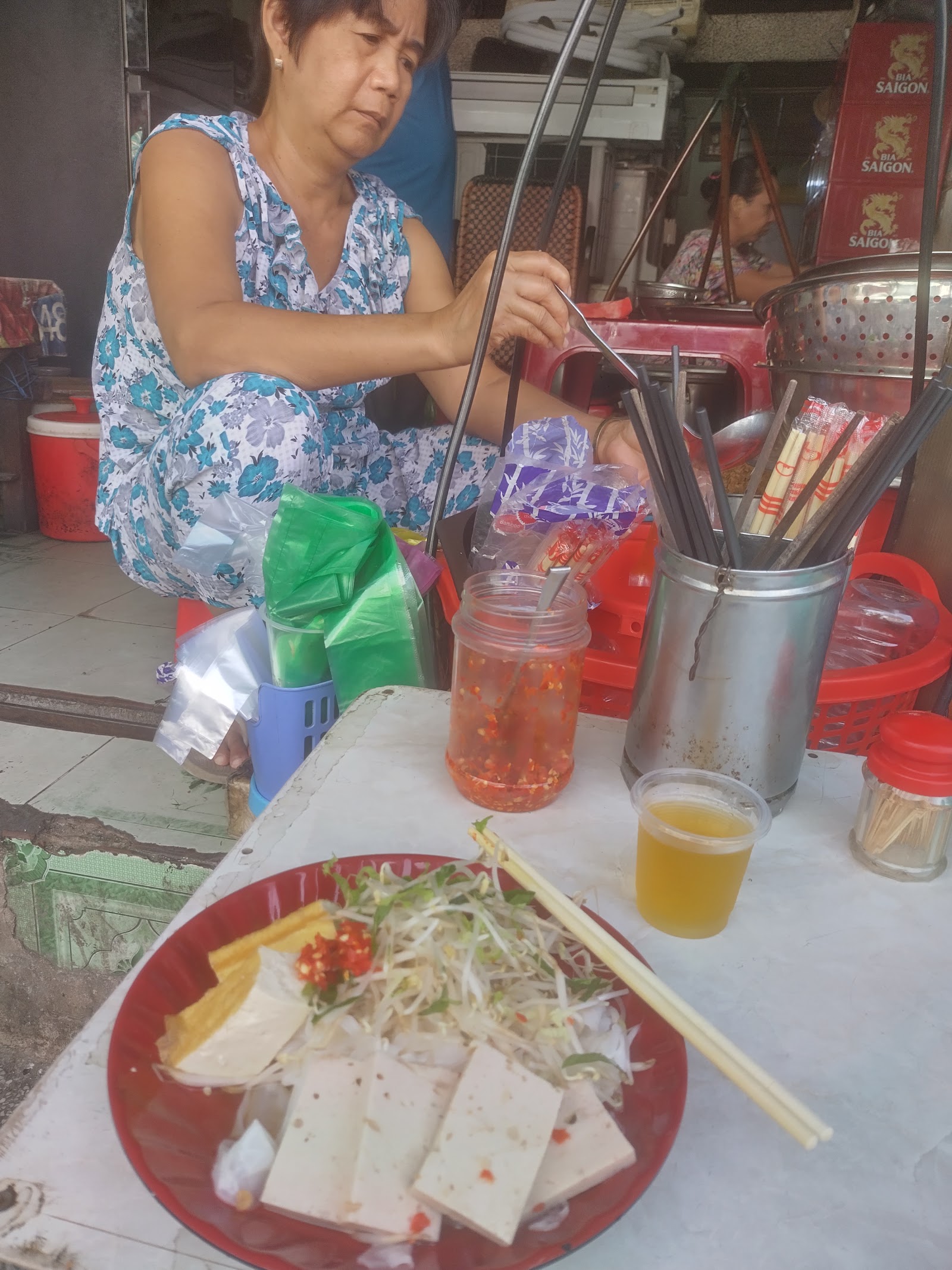 Mặt tiền quán lúc sáng sớm — đang chờ buổi chụp ảnh thực tế (10/2026)