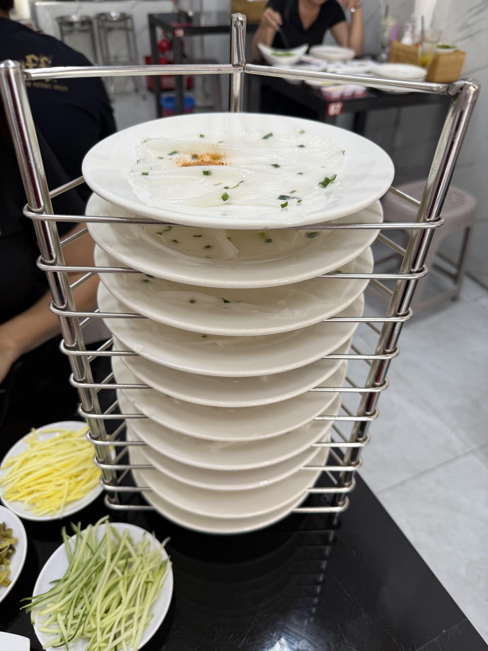 Cuốn tại bàn — đang chờ buổi chụp ảnh thực tế (10/2026)