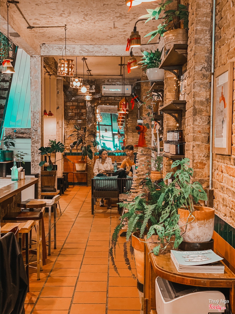 Không gian gạch và cây xanh bên trong Barista Collective
