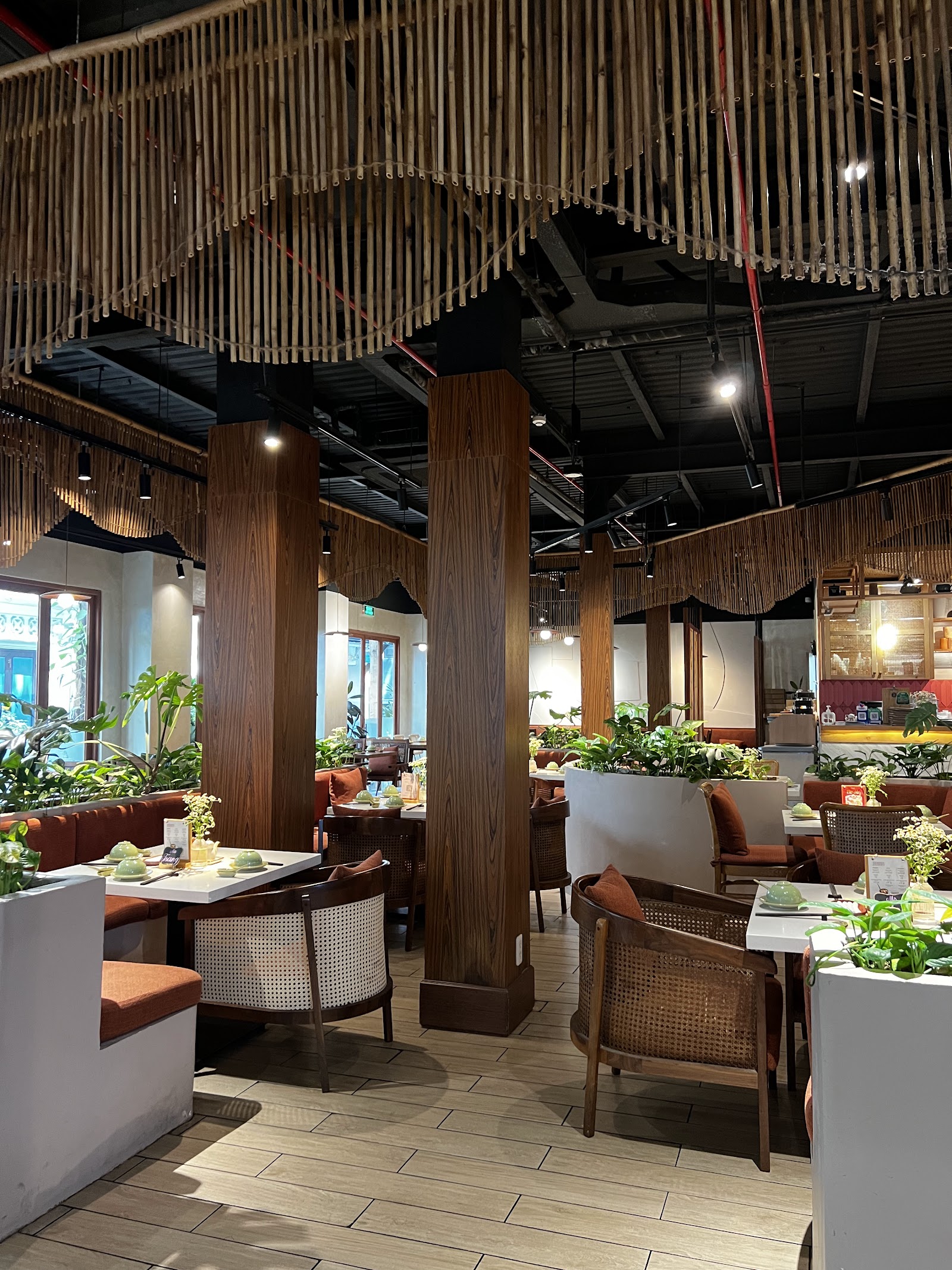 Phòng ăn với trần tre uốn sóng