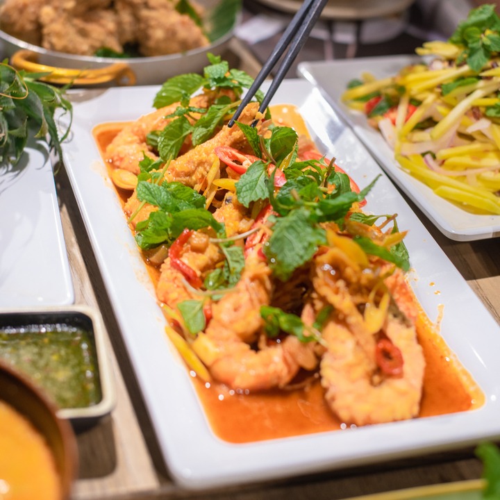 Mâm món Thái nhìn từ trên: tôm càng nướng, thịt heo, chả cá, gỏi