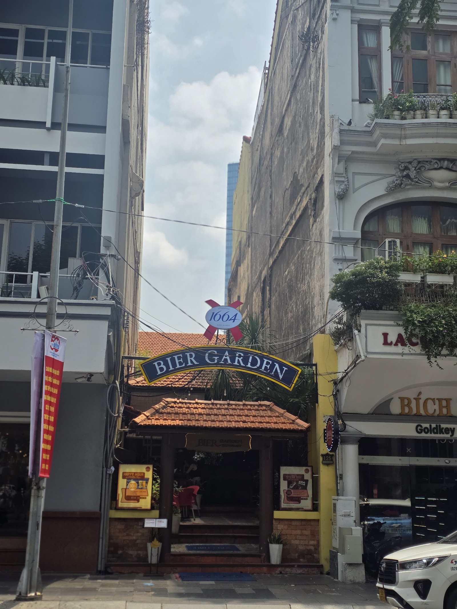 동코이 거리의 BIER GARDEN 아치