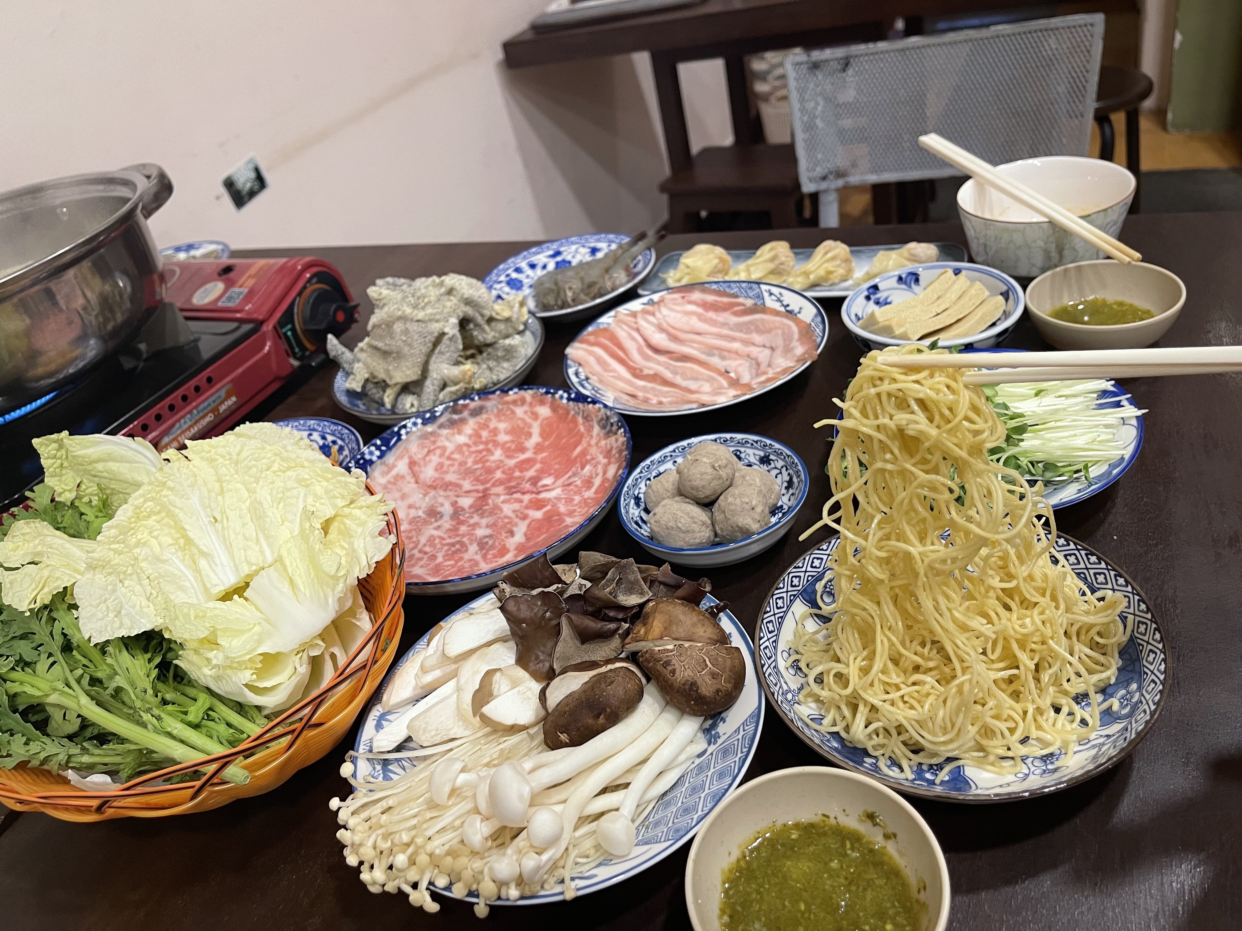 Mâm nhúng lẩu: bò thái lát, bò viên, nấm, mì