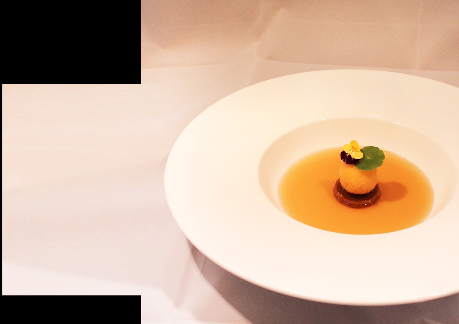 Món consommé trình bày tinh tế