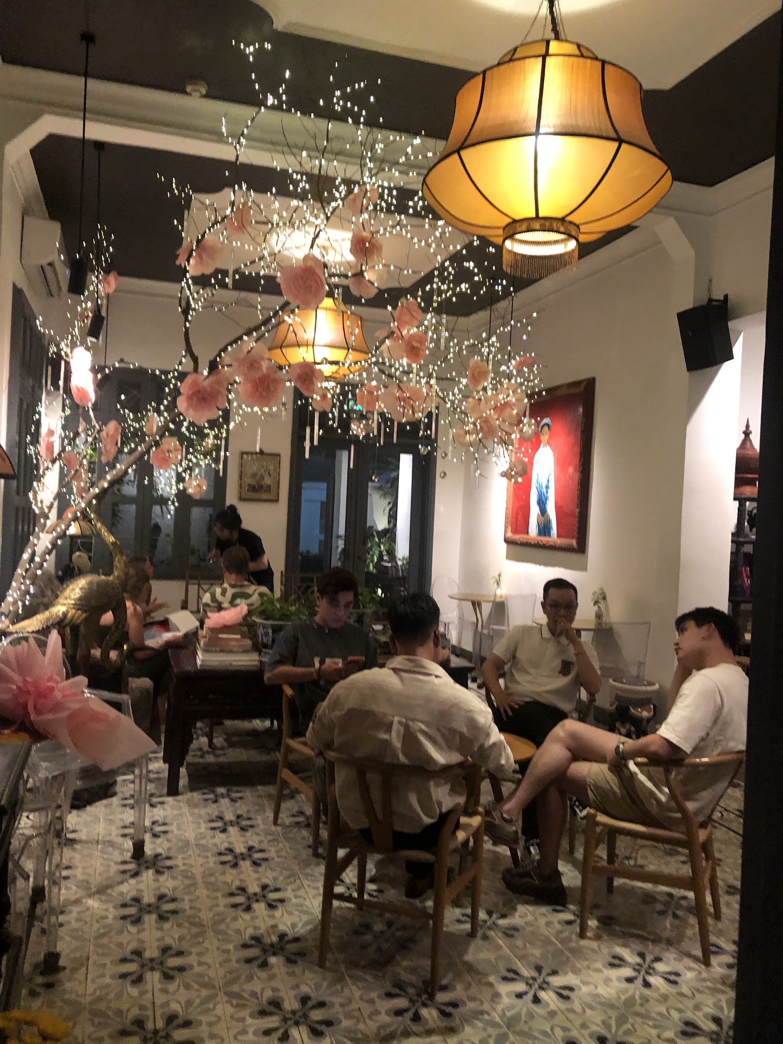 Khu lounge với đèn lồng treo