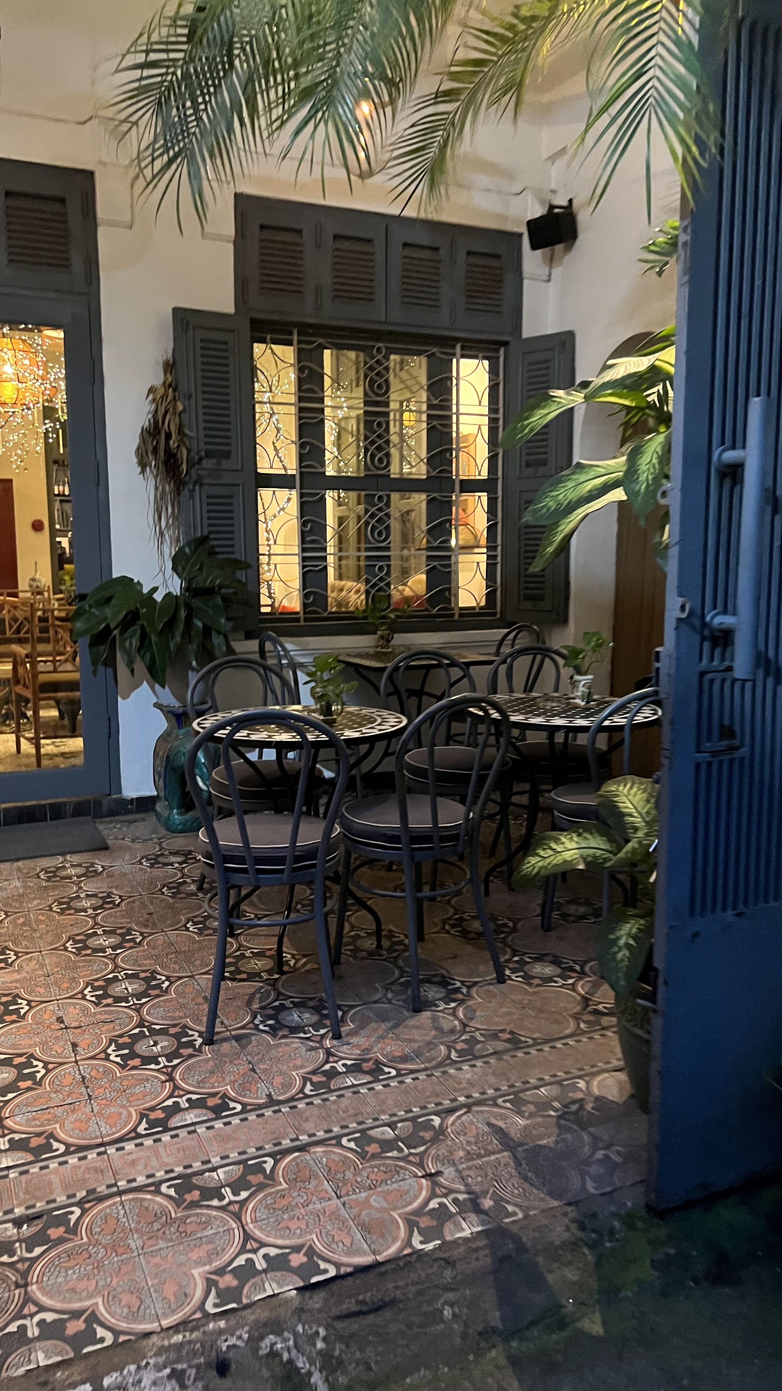 Sân thượng của Blanc. Restaurant Saigon trên đường Hai Bà Trưng