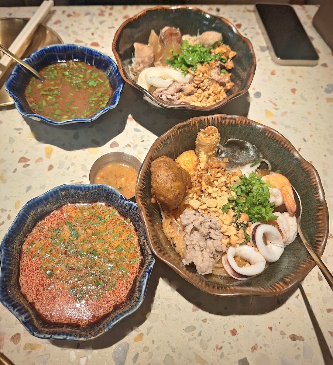 Mâm hải sản và mì tom yum