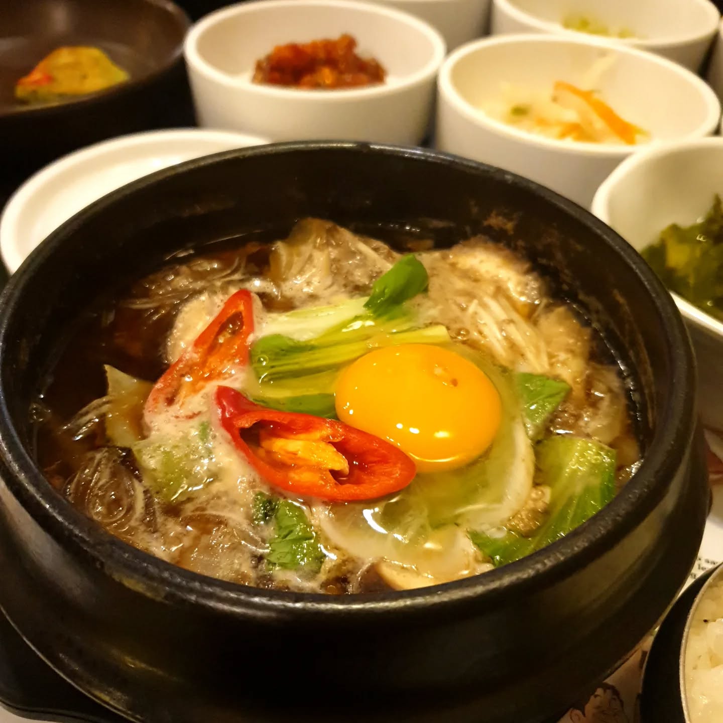 계란과 채소를 올린 뚝배기 찌개