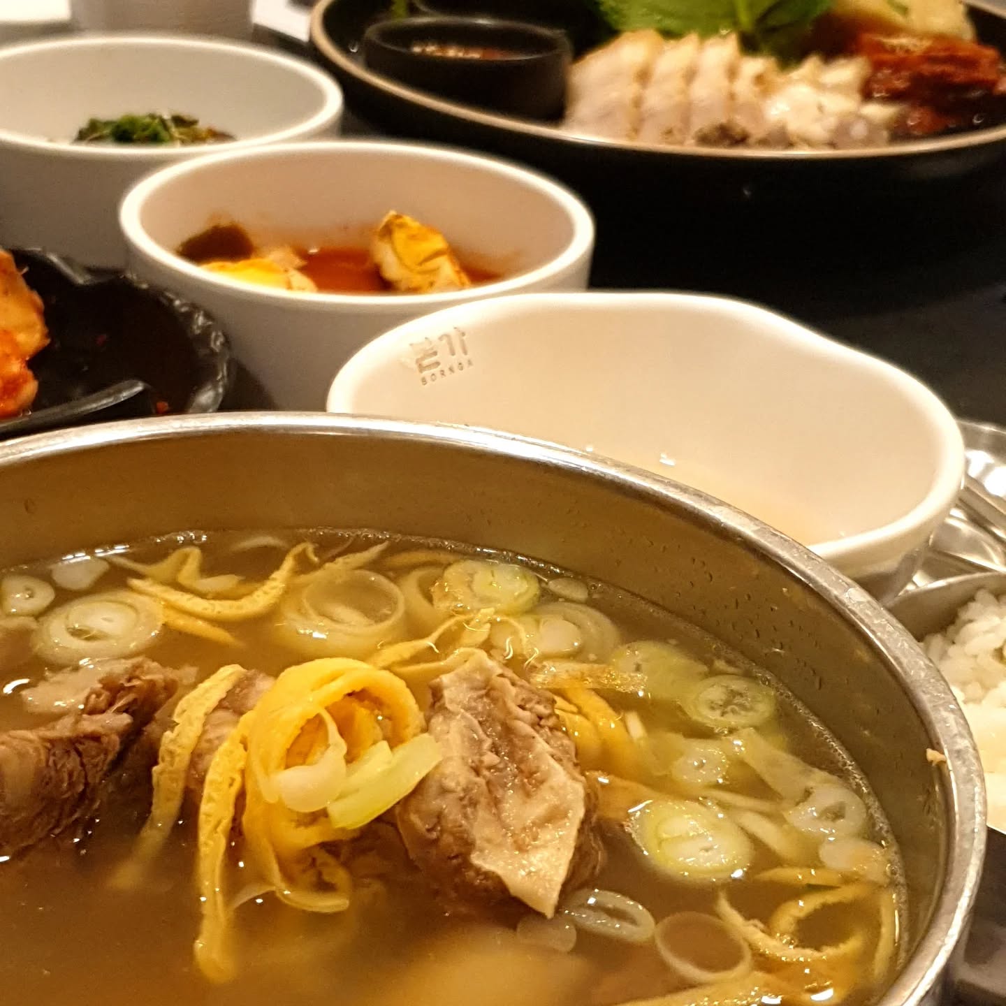 갈비탕과 쌈 싸 먹는 수육
