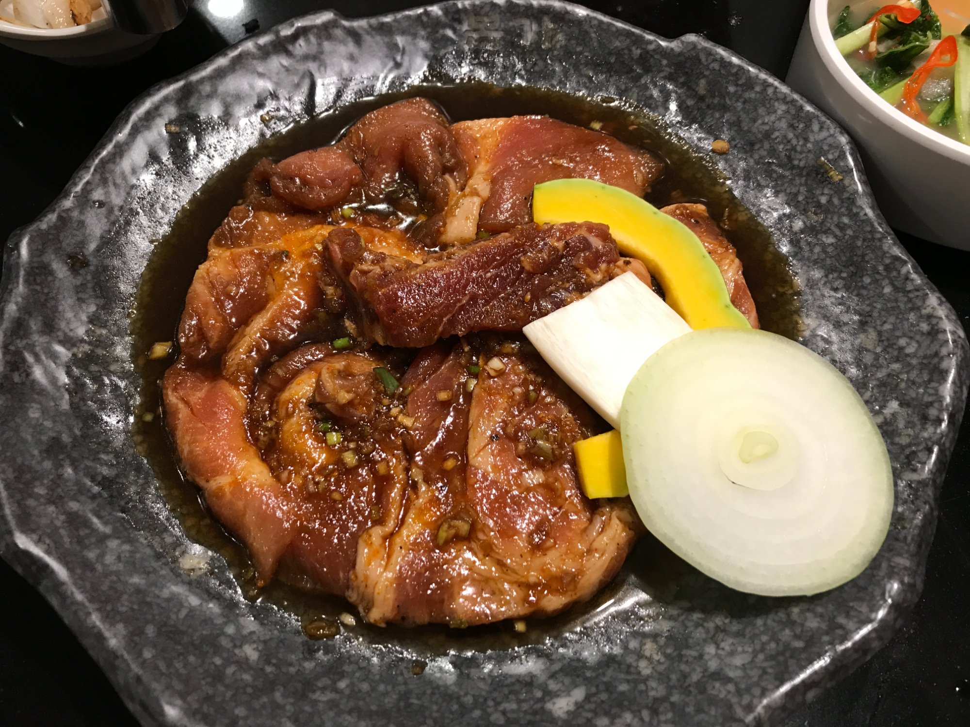 그릴에 올릴 양념 고기