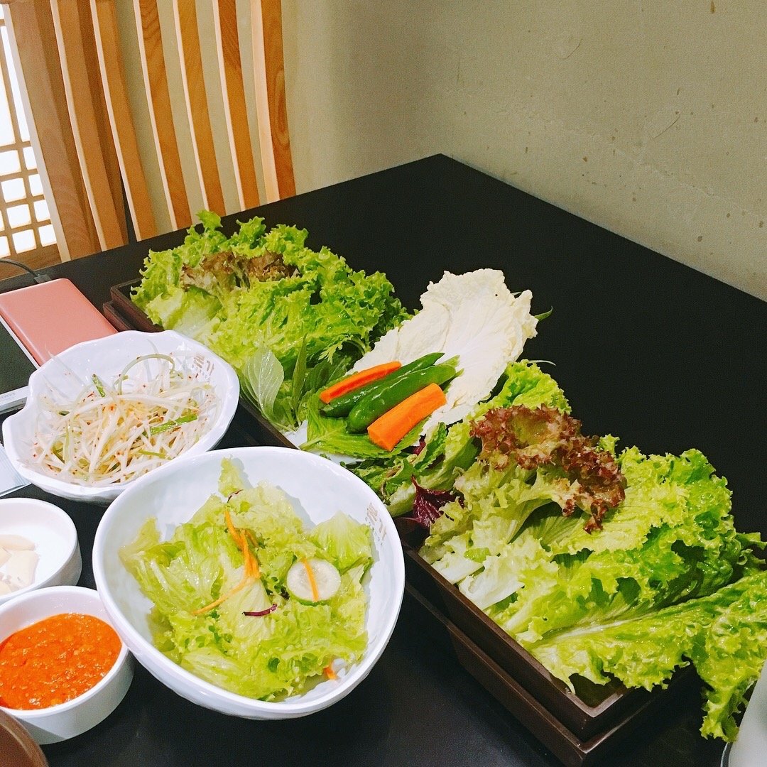 상추, 깻잎, 숙주와 소스의 쌈 채소 트레이