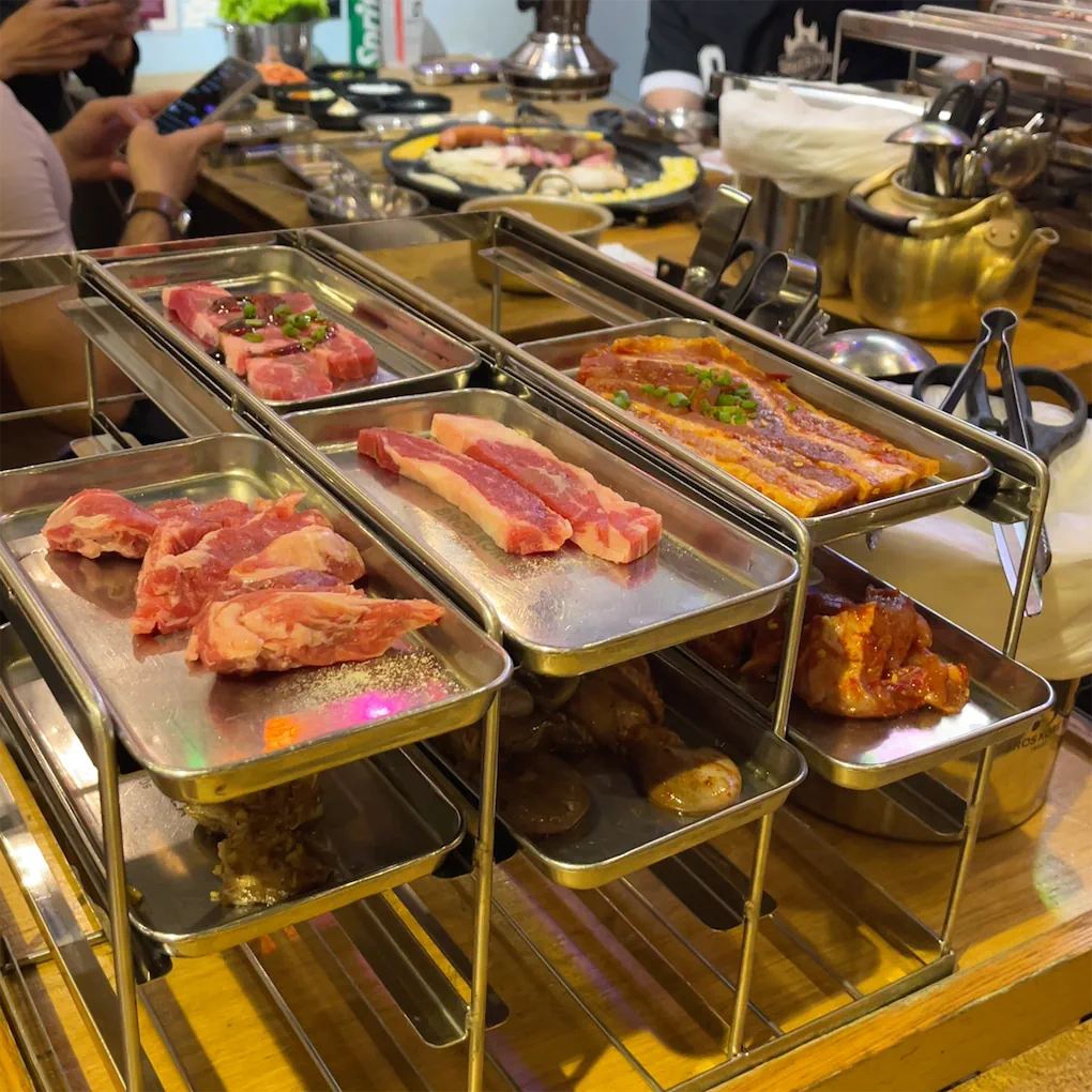 The 3-floor Itaewon night-street dining room