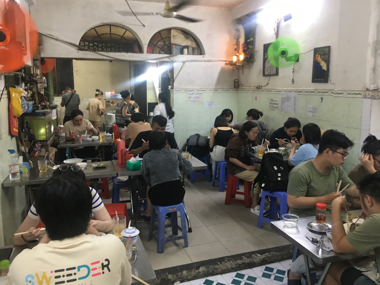 Bàn ghế của quán trong hẻm (đang chờ đợt chụp ảnh)