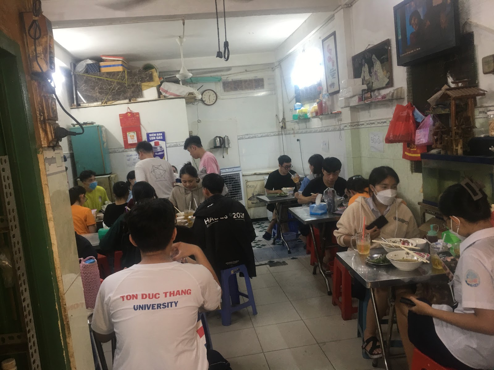 Chén mỡ nổi bên tô bún (đang chờ đợt chụp ảnh)
