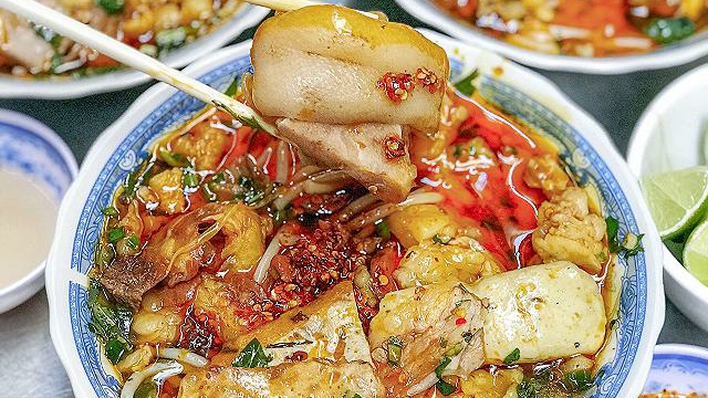 Tô bún bò Huế thập cẩm trên bàn đông khách (đang chờ đợt chụp ảnh)