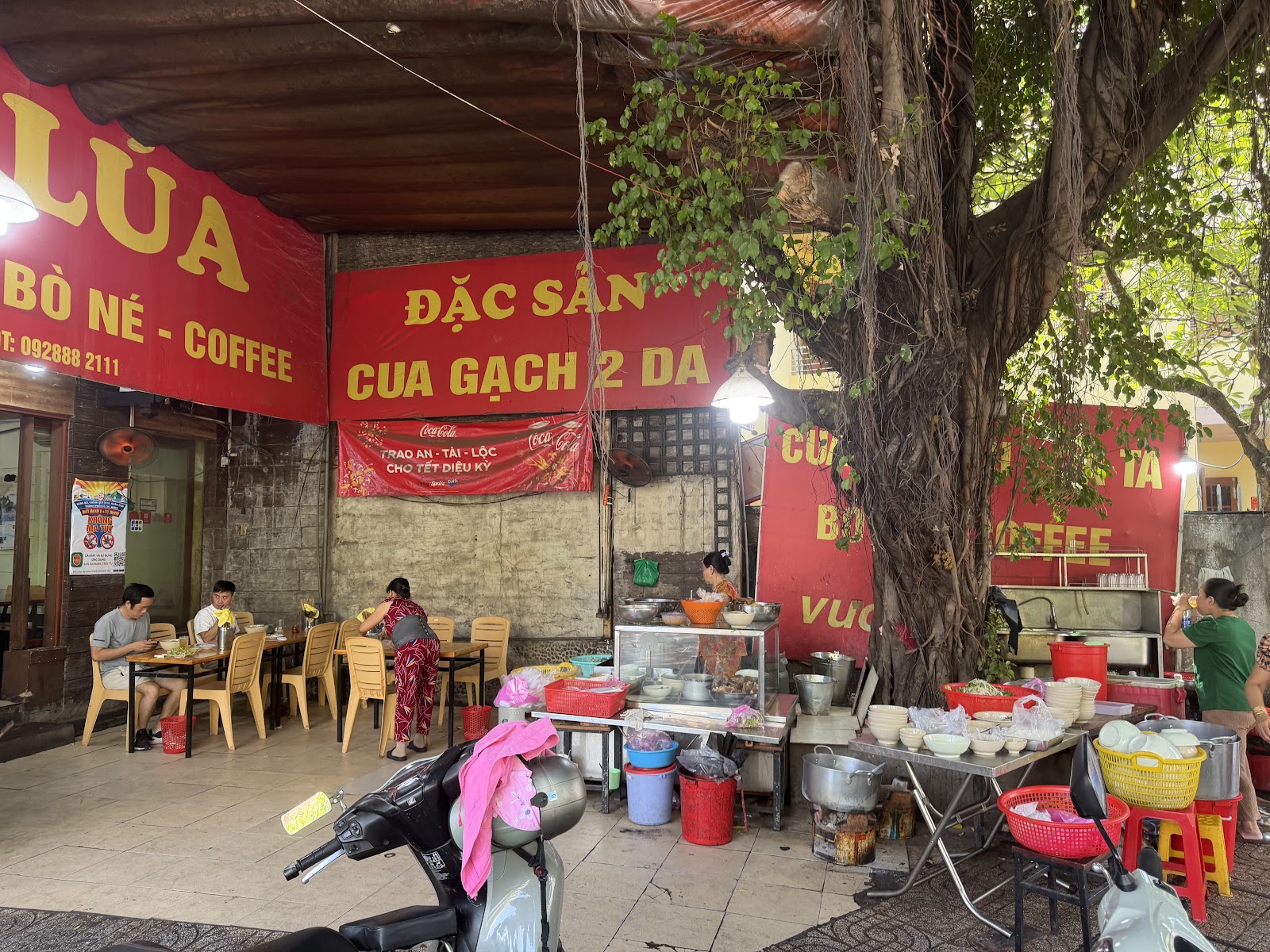 The Ut Hung storefront at 109 Tran Quoc Toan in the early morning (pending the venue photo pass)
