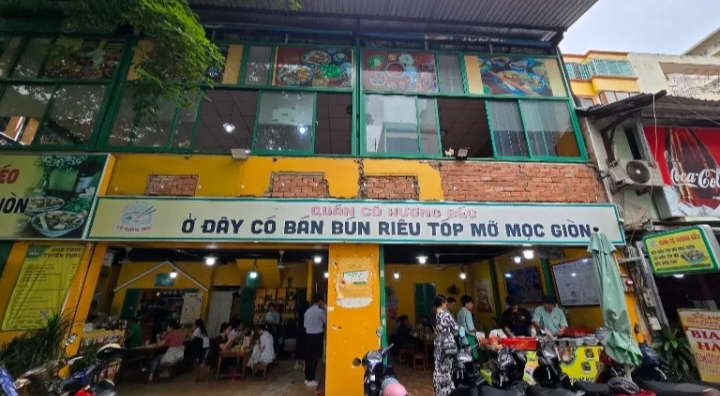 Mặt tiền Bún Riêu Cô Hương Béo (đang chờ đợt chụp ảnh)