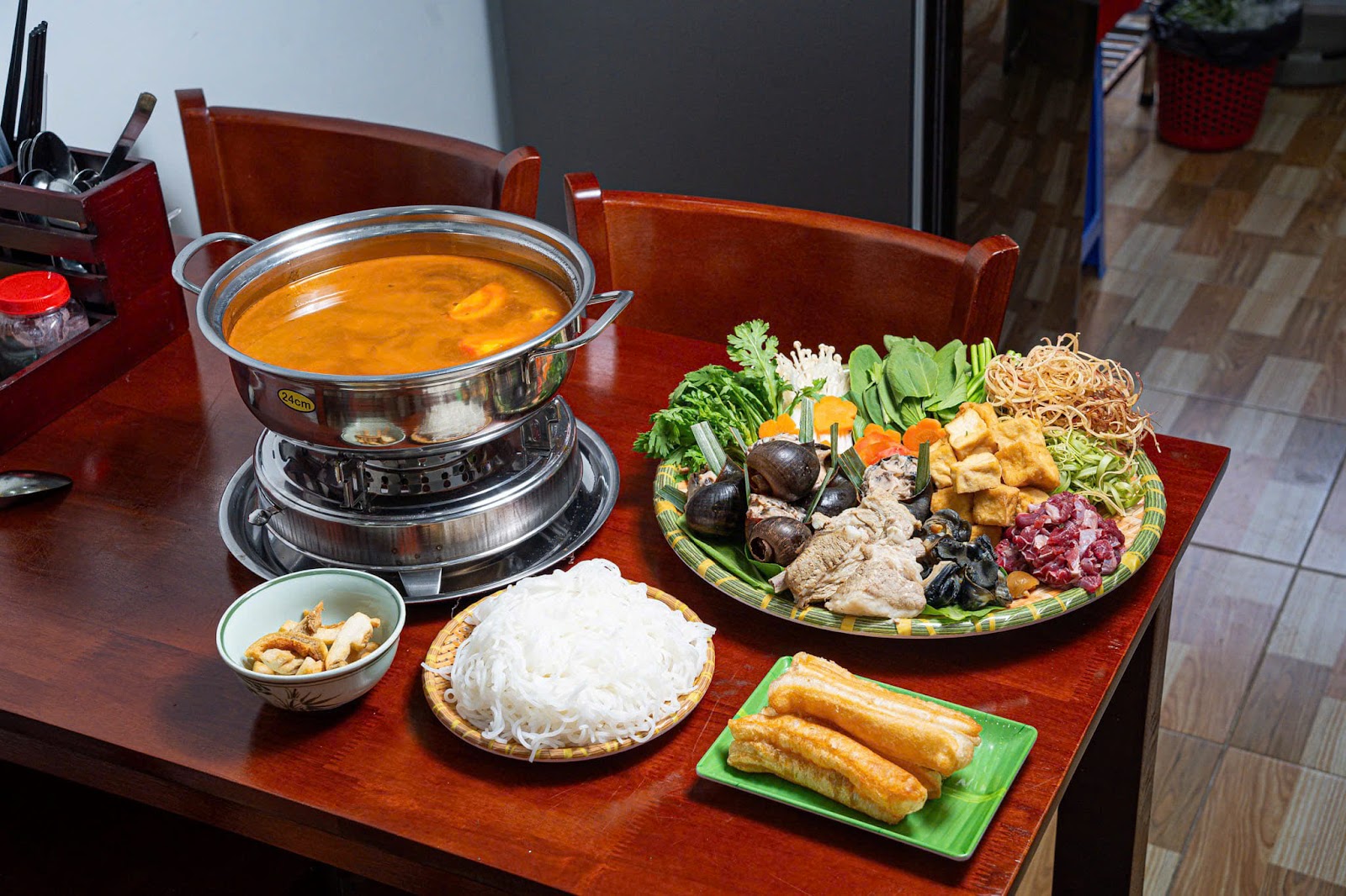 Tô bún ốc với ốc siêu to (đang chờ đợt chụp ảnh)