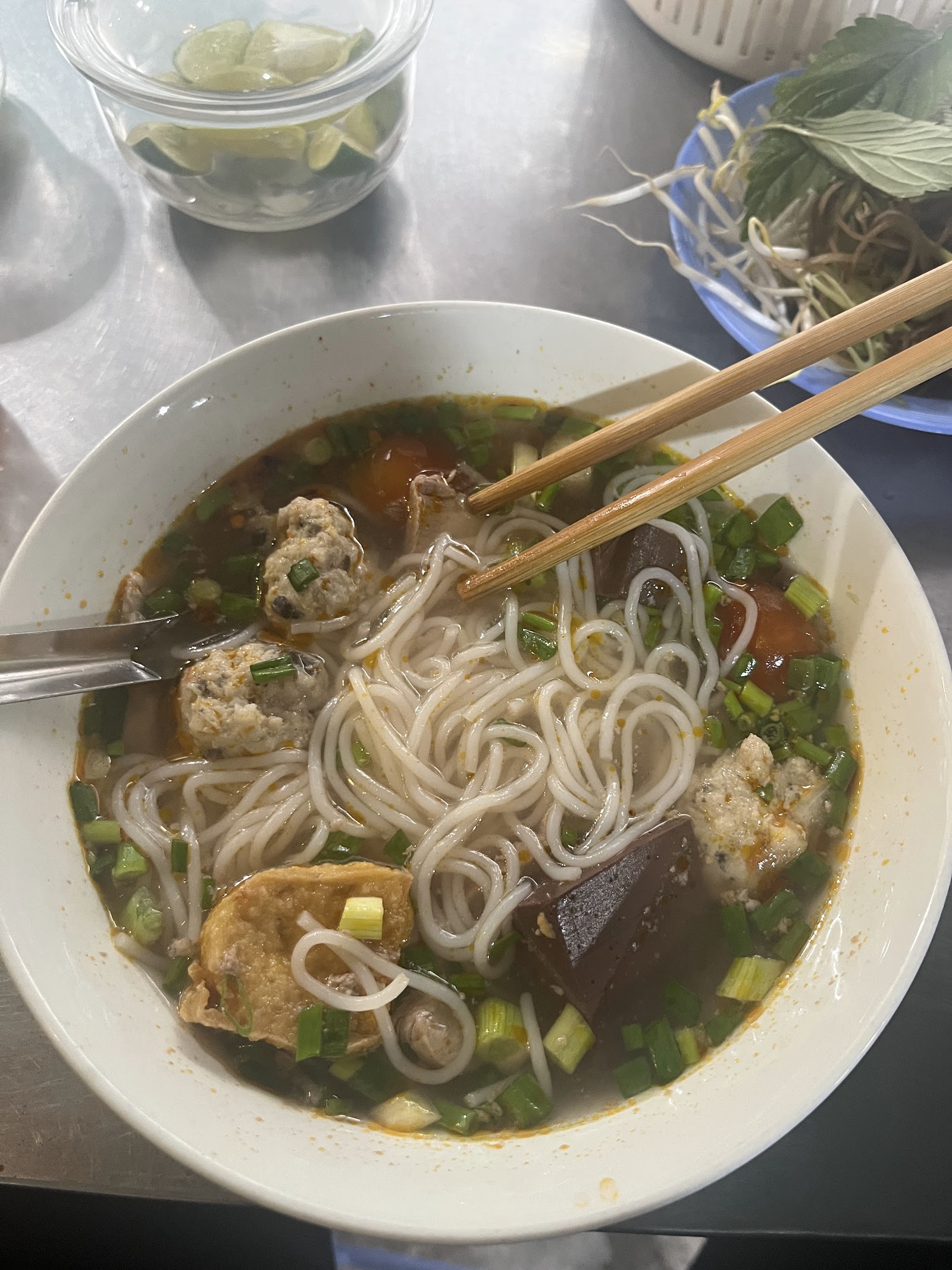 The afternoon mood at Quán Bún Riêu Nguyễn Gia Thiều, pending the venue photo pass (10/2026)