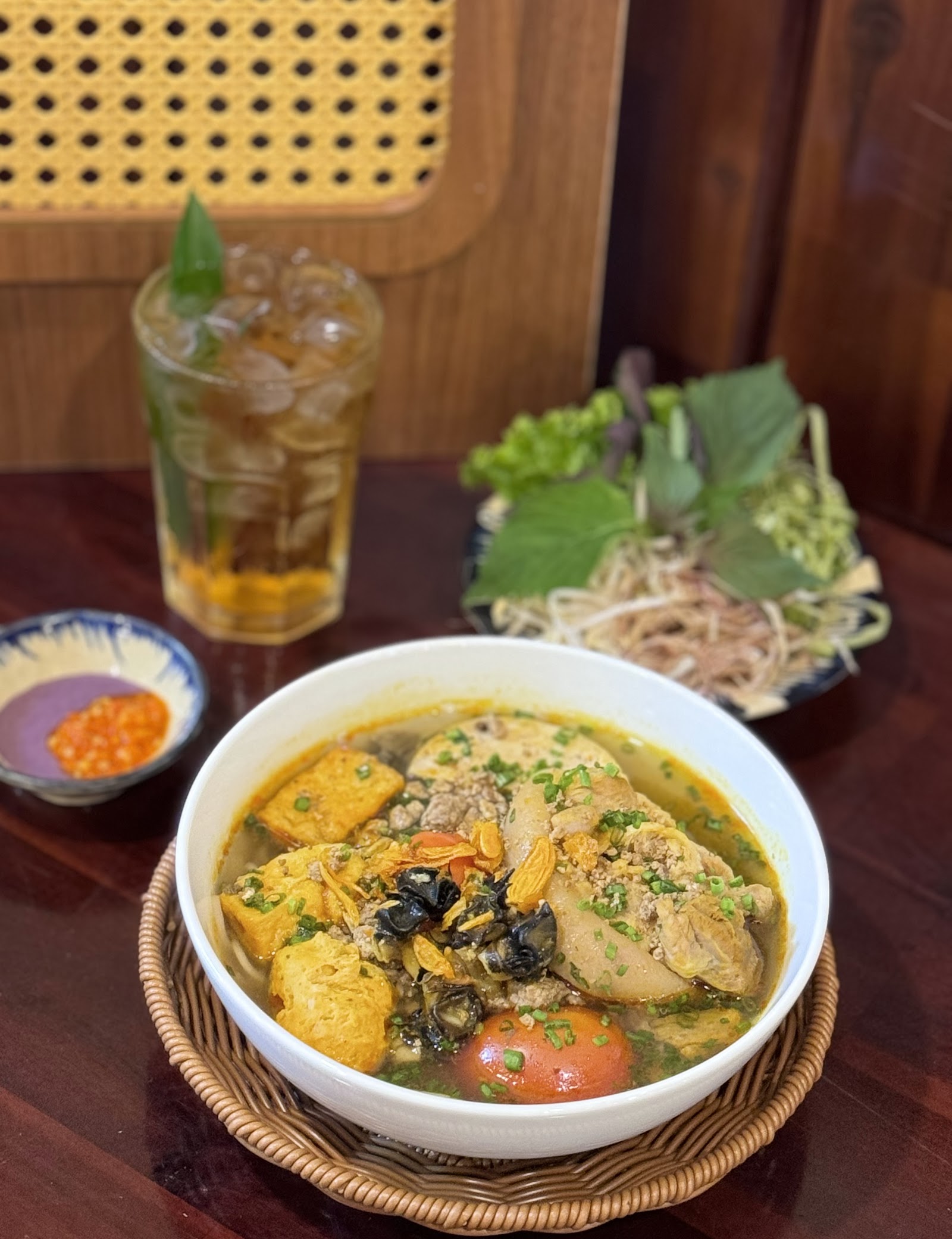 Mảng riêu cua đồng trong tô bún (đang chờ đợt chụp ảnh của quán — 10/2026)