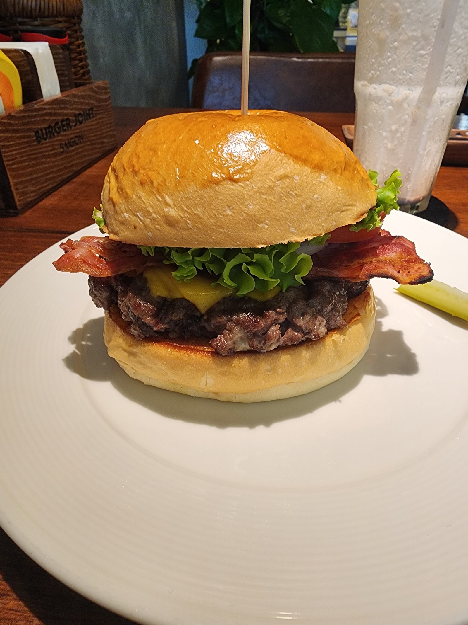 Burger smash phô mai cận cảnh — viền giòn xém