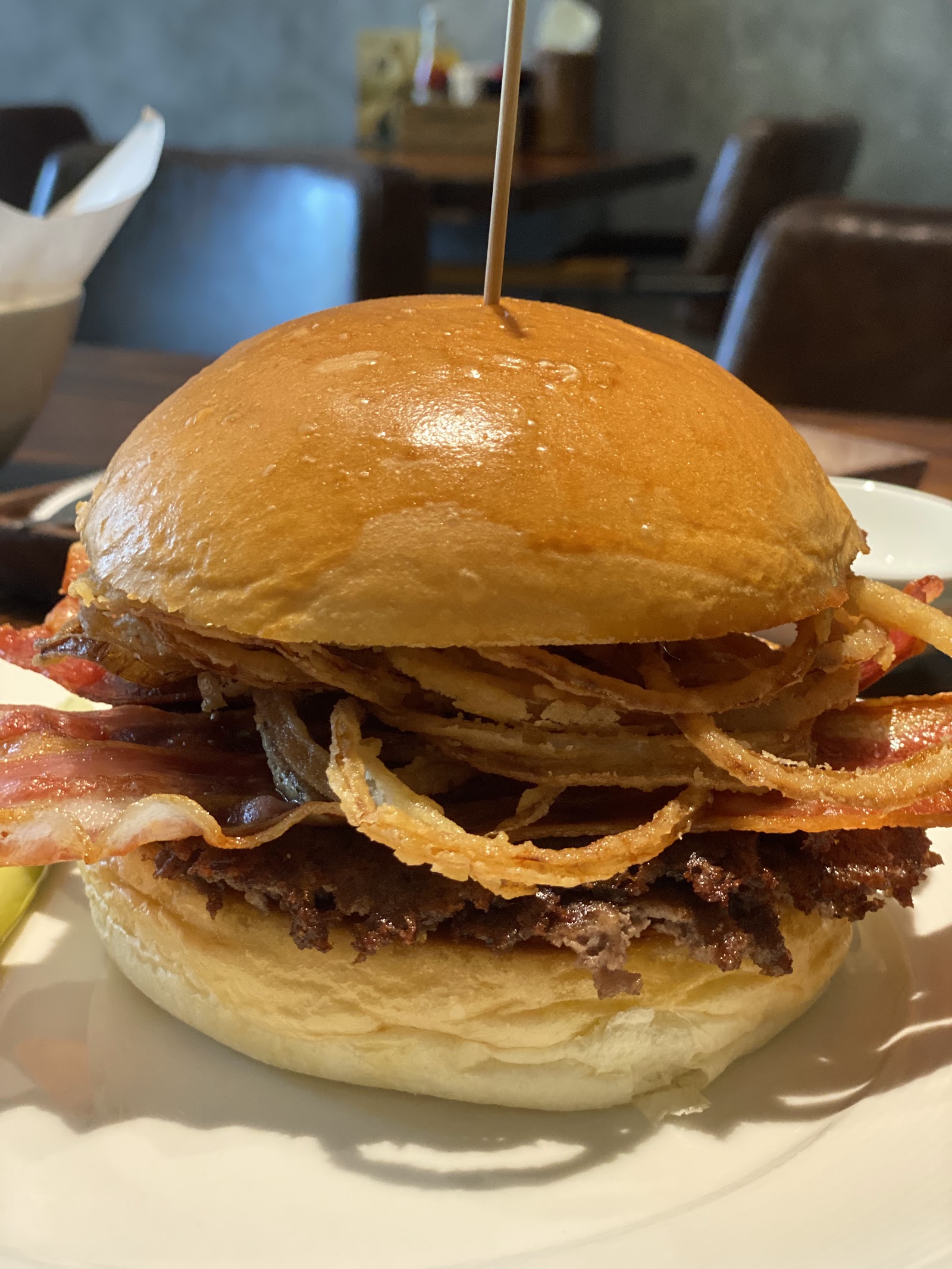 Burger và món ăn kèm bày trên bàn