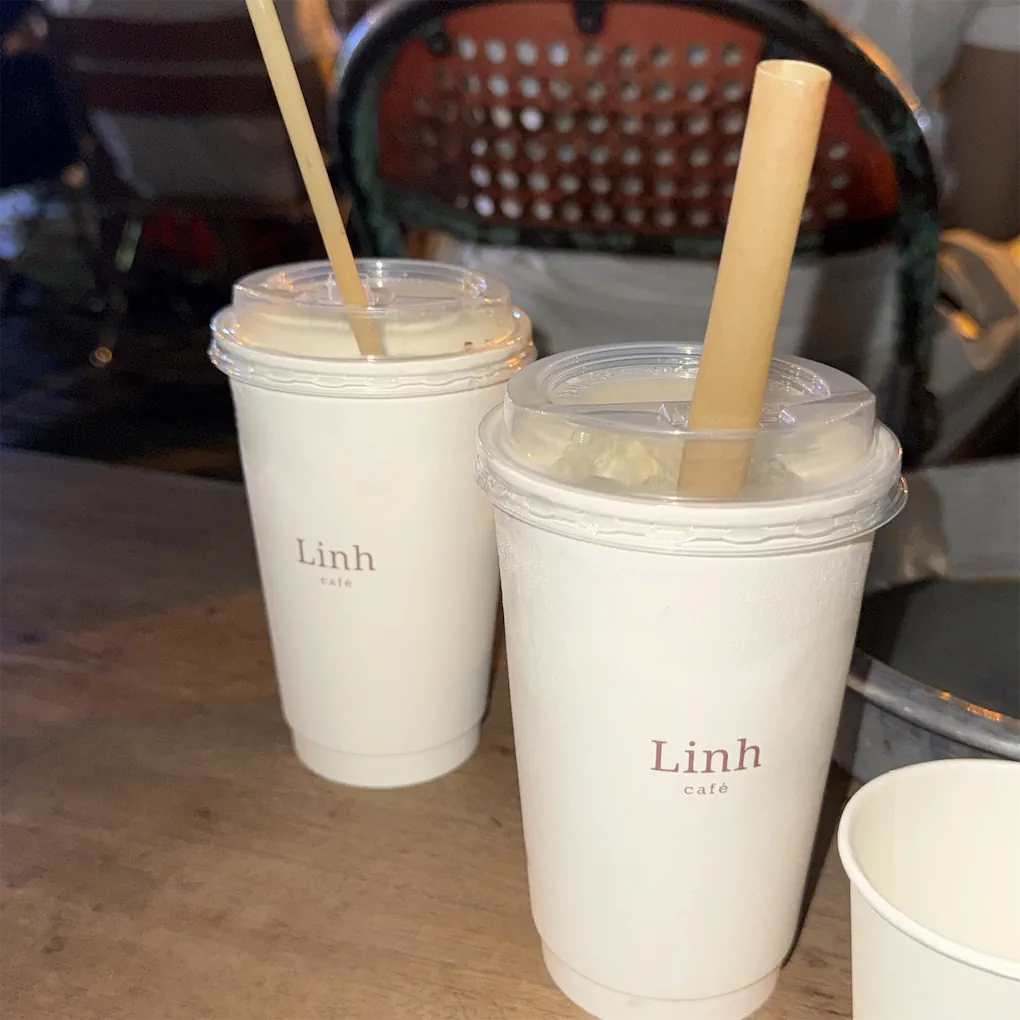 Ly mang đi với logo Linh café