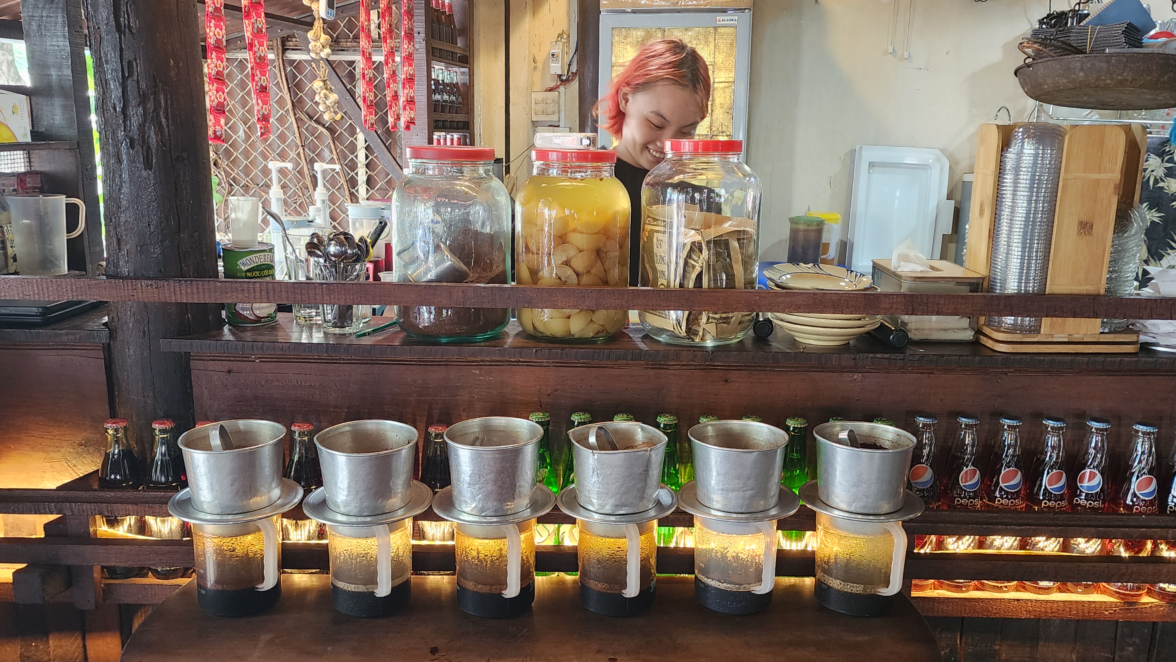 Hàng phin cà phê đang nhỏ giọt